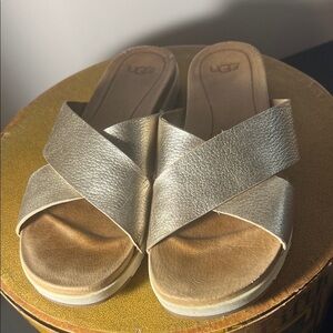 UGG Women's Metallic Gold Sandals 9.5. SH162
